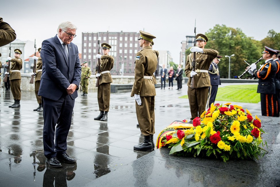 Bundespräsident Frank-Walter Steinmeier bei der Kranzniederlegung am Denkmal für den Unabhängigkeitskrieg am Freiheitsplatz in Tallin anlässlich seines offiziellen Besuchs in der Republik Estland  