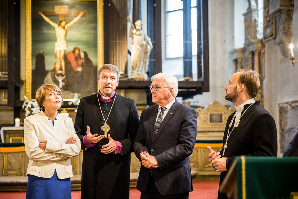 Bundespräsident Frank-Walter Steinmeier und Elke Büdenbender bei der bei der Besichtigung  des Doms von Tallinn mit Erläuterungen von Erzbischof Urmas Viilma anlässlich des offiziellen Besuchs in der Republik Estland  