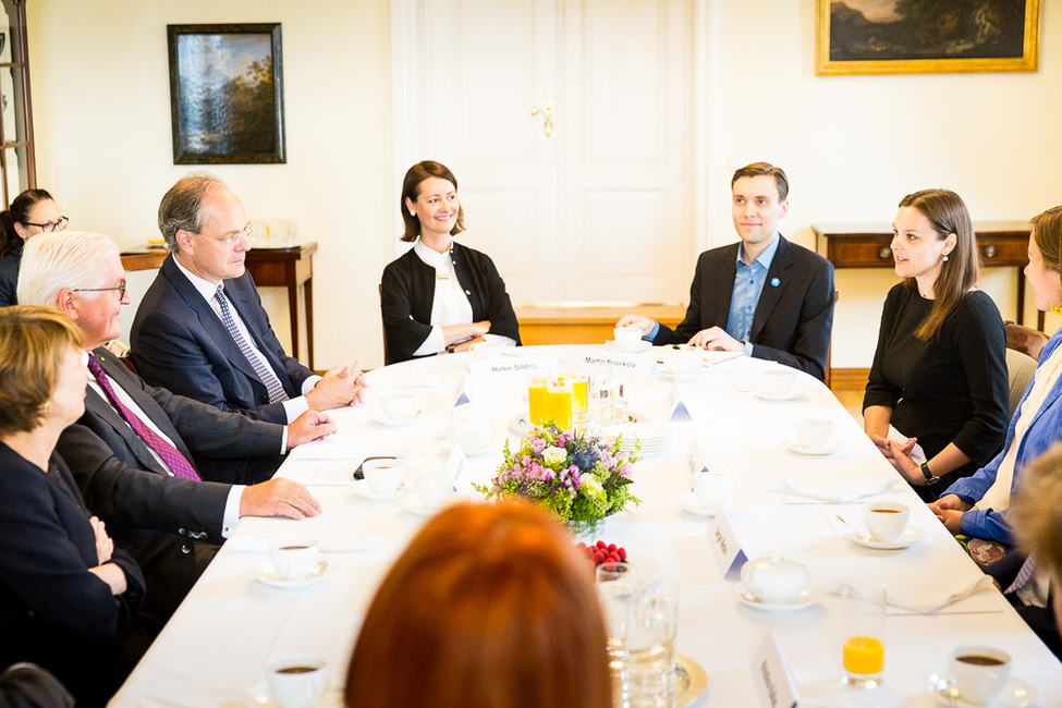 Bundespräsident Frank-Walter Steinmeier und Elke Büdenbender beim Gespräch mit jungen Führungspersönlichkeiten der estnischen Zivilgesellschaft in Tallin anlässlich des offiziellen Besuchs in der Republik Estland  
