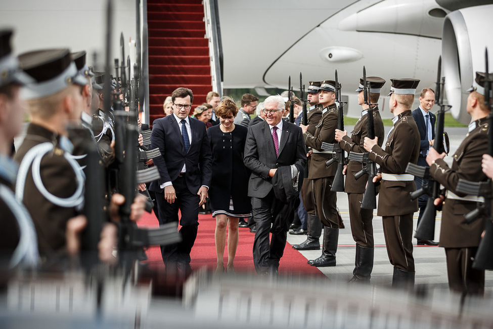 Bundespräsident Frank-Walter Steinmeier und Elke Büdenbender bei der Ankunft am Flughafen Riga anlässlich des offiziellen Besuchs in der Republik Lettland  