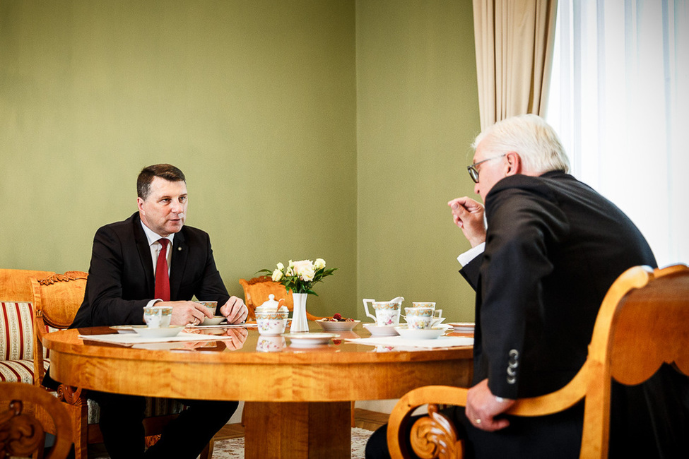 Bundespräsident Frank-Walter Steinmeier beim Gespräch mit dem Präsidenten der Republik Lettland, Raimonds Vējonis, im Rigaer Schloss anlässlich des offiziellen Besuchs in Lettland  
