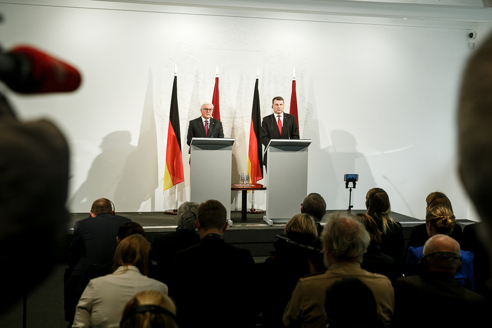 Bundespräsident Frank-Walter Steinmeier bei einer gemeinsamen Begegnung mit der Presse mit dem Präsidenten Raimonds Vējonis im Rigaer Schloss anlässlich des offiziellen Besuchs in Lettland  