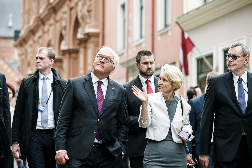 Bundespräsident Frank-Walter Steinmeier beim Spaziergang durch Riga anlässlich des offiziellen Besuchs in Lettland  