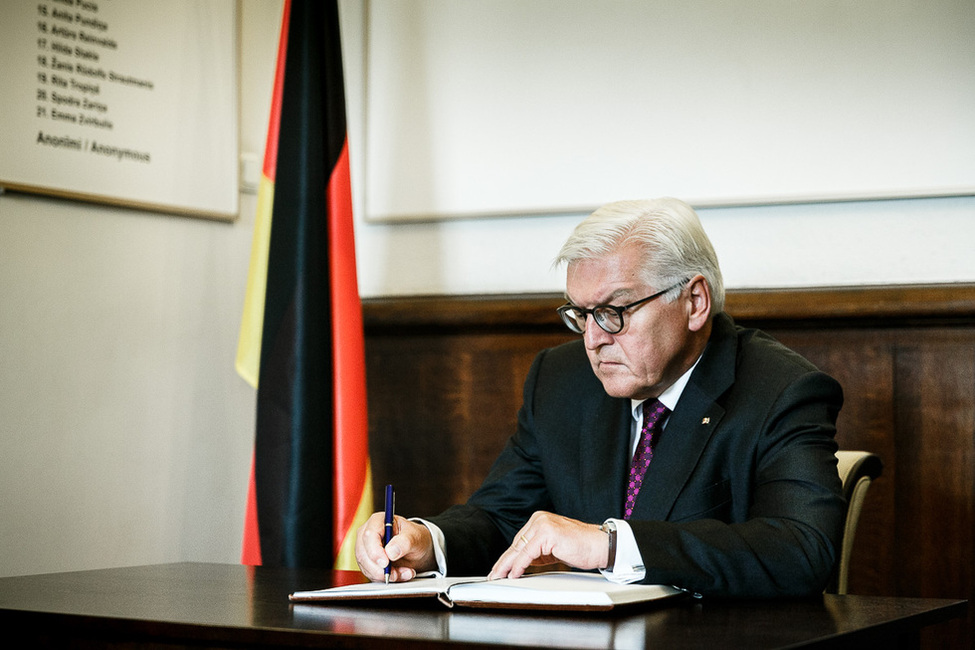 Bundespräsident Frank-Walter Steinmeier beim Eintrag ins Gästebuch des Okkupationsmuseums in Riga anlässlich des offiziellen Besuchs in Lettland  