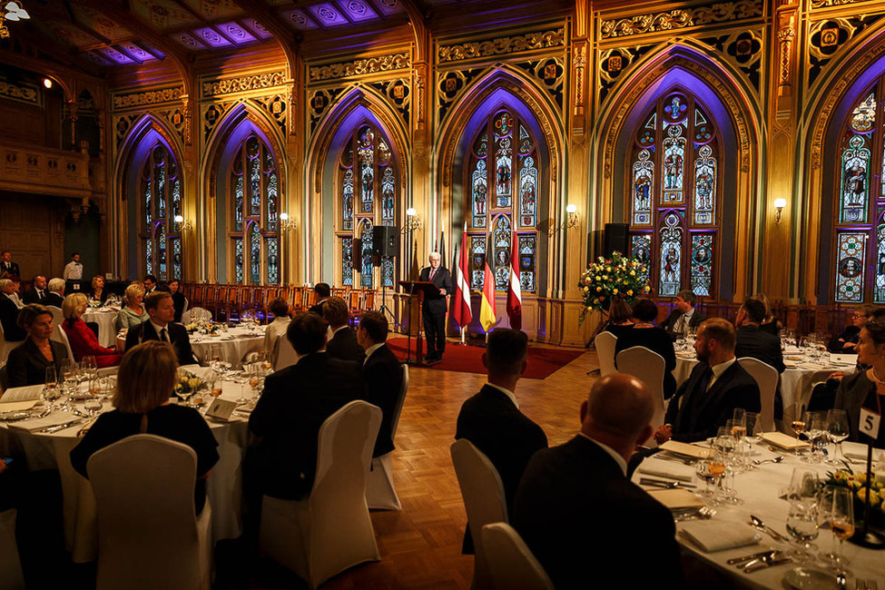 Bundespräsident Frank-Walter Steinmeier hält eine Ansprache beim Abendessen, gegeben vom Präsidenten Vējonis, in der Kleinen Gilde in Riga anlässlich des offiziellen Besuchs in Lettland  