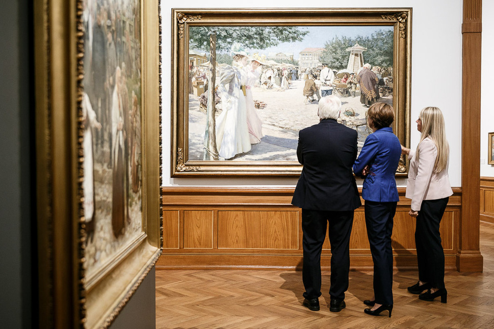 Bundespräsident Frank-Walter Steinmeier und Elke Büdenbender beim Rundgang durch die Ausstellung des Nationalen Kunstmuseums in Riga anlässlich des offiziellen Besuchs in Lettland  