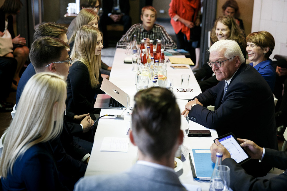 Bundespräsident Frank-Walter Steinmeier und Elke Büdenbender diskutieren mit Jugendlichen und jungen Erwachsenen zum Thema 'Umgang mit neuen sozialen Medien' im Kulturzentrum 'Kaņepes' in Riga anlässlich des offiziellen Besuchs in Lettland  