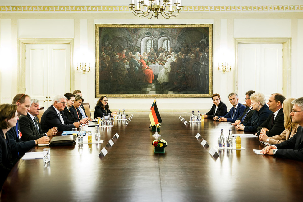 Bundespräsident Frank-Walter Steinmeier beim Gespräch mit der Präsidentin Dalia Grybauskaitė im Präsidentenpalast in Vilnius anlässlich des offiziellen Besuchs in Litauen   