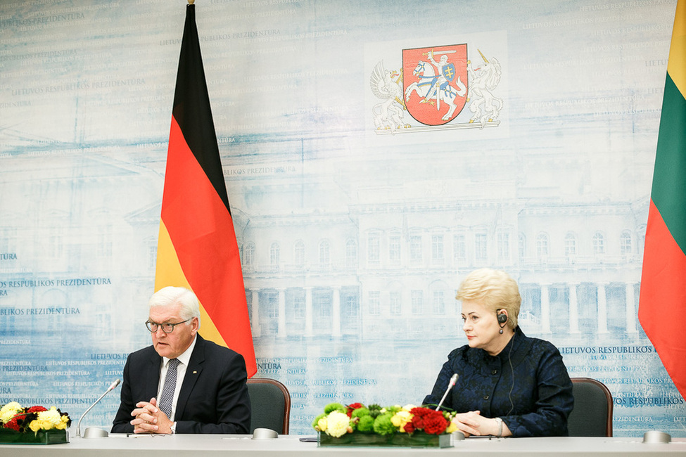 Bundespräsident Frank-Walter Steinmeier bei der gemeinsamen Begegnung mit der Presse mit der Presse mit der Präsidentin Dalia Grybauskaitė im Präsidentenpalast in Vilnius anlässlich des offiziellen Besuchs in Litauen   