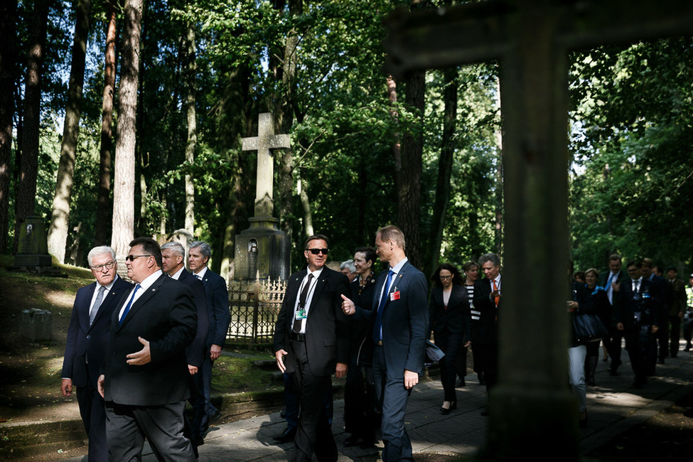 Bundespräsident Frank-Walter Steinmeier beim Gang über den Nationalen Friedhof Antakalnis nach der Kranzniederlegung an der Nationalen Gedenkstätte für die Opfer des Kampfes für die Unabhängigkeit in Vilnius