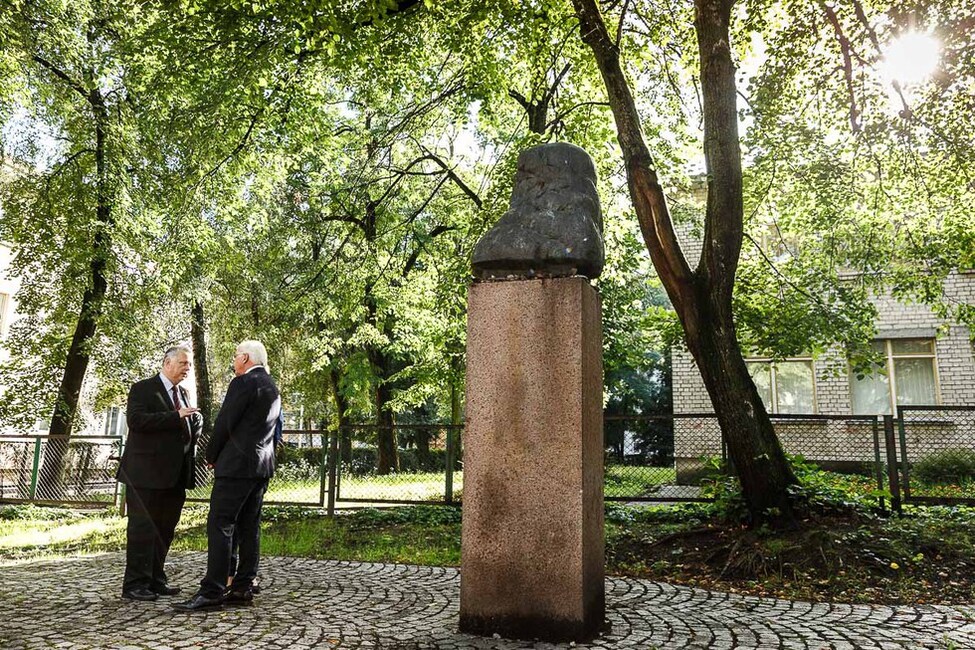 Bundespräsident Frank-Walter Steinmeier beim Rundgang durch die Altstadt an einem Denkmal im ehemaligen jüdischen Ghetto, geführt durch den Honorarkonsul Arūnas Baublys, anlässlich des offiziellen Besuchs in Litauen