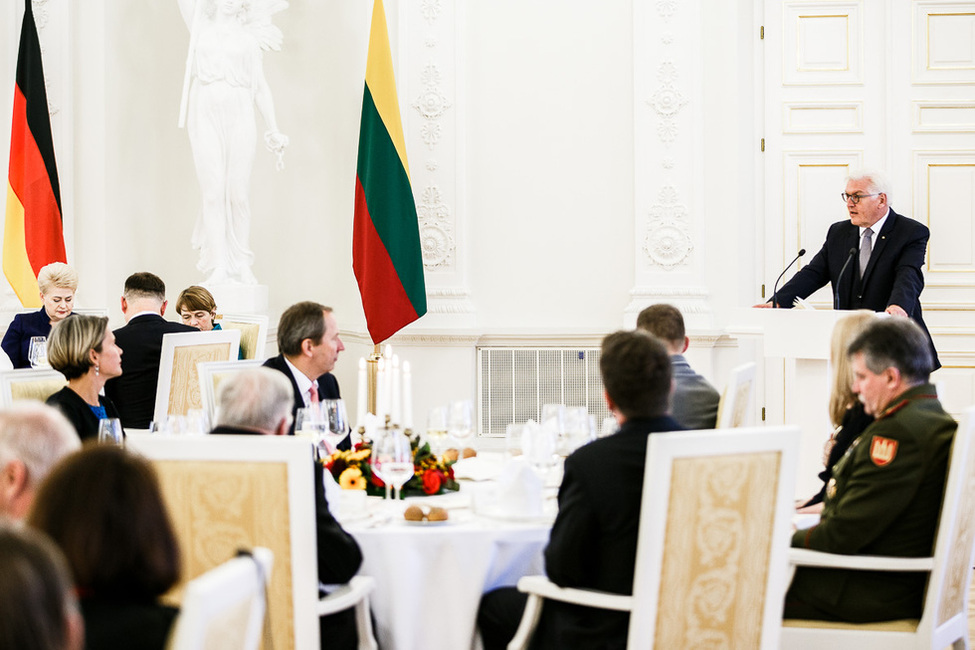 Bundespräsident Frank-Walter Steinmeier hält eine Rede beim Abendessen, gegeben von Präsidentin Dalia Grybauskaitė, im Präsidentenpalast in Vilnius anlässlich des offiziellen Besuchs in Litauen   