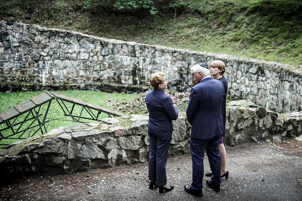 Bundespräsident Frank-Walter Steinmeier und Elke Büdenbender beim Gang über die Holocaust-Gedenkstätte im Stadtteil Paneriai in Vilnius anlässlich des offiziellen Besuchs in Litauen   