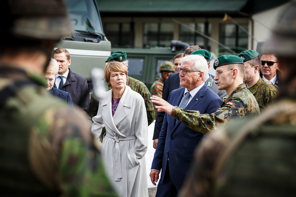 Bundespräsident Frank-Walter Steinmeier und Elke Büdenbender beim Besuch des Kommandos der NATO Enhanced Forward Presence Battle Group Litauen in Rukla anlässlich des offiziellen Besuchs in Litauen   