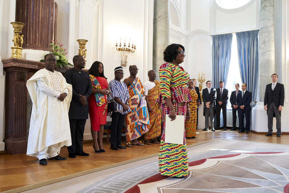 Bundespräsident Frank-Walter Steinmeier empfängt das Beglaubigungsschreiben von Gina Ama Blay aus der Republik Ghana im Langhanssaal von Schloss Bellevue anlässlich der Akkreditierung von Botschaftern