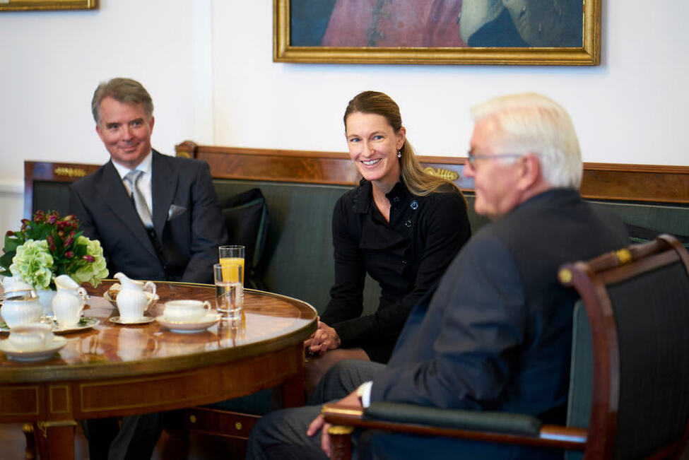 Bundespräsident Frank-Walter Steinmeier beim Austausch mit Isabel Frommelt-Gottschald aus dem Fürstentum Liechtenstein im Salon Luise anlässlich der Akkreditierung  Botschaftern in Schloss Bellevue