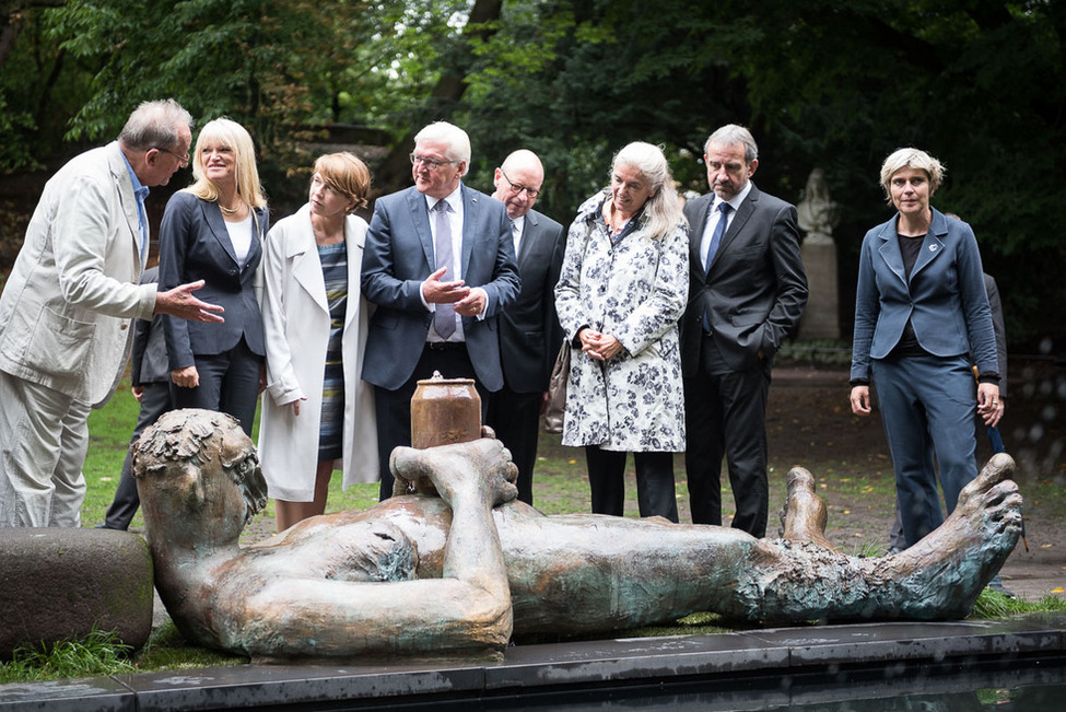 Bundespräsident Frank-Walter Steinmeier und Elke Büdenbender beim Rundgang über das Gelände der Ausstellung "Skulptur Projekte Münster 2017" mit Erläuterungen durch den künstlerischen Leiter Kaspar König