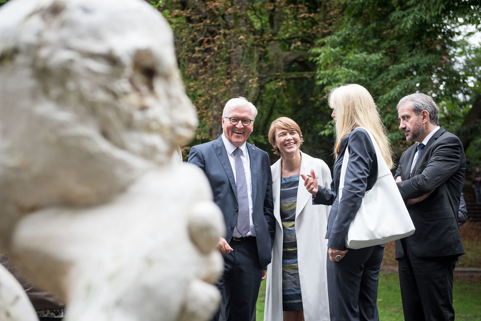 Bundespräsident Frank-Walter Steinmeier und Elke Büdenbender beim Rundgang über das Gelände der Ausstellung "Skulptur Projekte Münster 2017"