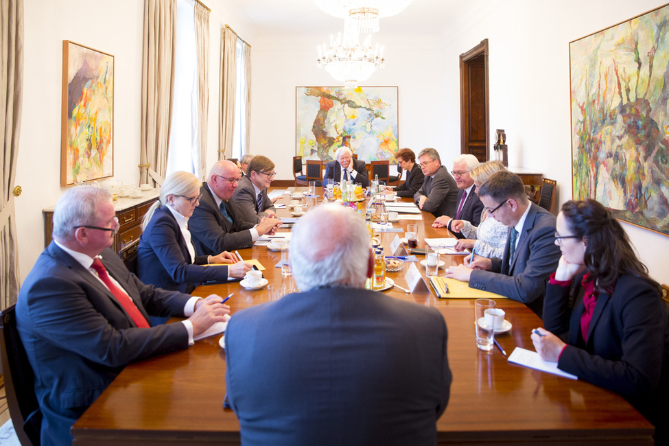 Bundespräsident Frank-Walter Steinmeier beim Gespräch mit Vertretern der Allianz der Wissenschaftsorganisationen im Speisezimmer der Villa Hammerschmidt in Bonn 