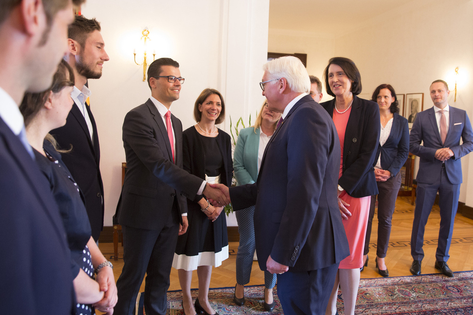 Bundespräsident Frank-Walter Steinmeier begrüßt Vertreter der Nationalen Anti-Doping Agentur Deutschland (NADA) in der Eingansghalle der Villa Hammerschmidt in Bonn anlässlich eines Mittagessens