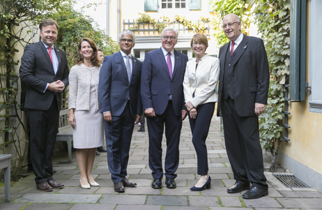 Bundespräsident Frank-Walter Steinmeier und Elke Büdenbender werden begrüßt durch Direktor Malte Boecker und den Vorstandsvorsitzenden des Vereins Beethoven-Haus Michael Kranz anlässlich des Besuchs im Beethoven-Haus  