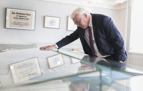 Bundespräsident Frank-Walter Steinmeier beim Rundgang durch die Ausstellung des Beethoven-Hauses in Bonn 