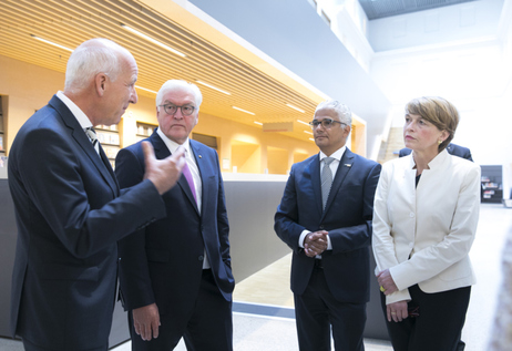 Bundespräsident Frank-Walter Steinmeier und Elke Büdenbender werden begrüßt durch Oberbürgermeister Ashok Sridharan und Martin Schumacher, Kulturdezernent der Bundesstadt Bonn, anlässlich des Besuchs im Haus der Bildung zum Thema 'Eine Stadt liest'