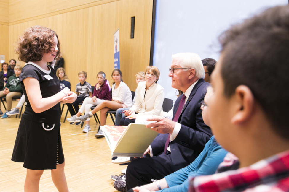 Bundespräsident Frank-Walter Steinmeier und Elke Büdenbender bei einer Gesprächsrunde mit Schülerinnen und Schülern, die bei verschiedenen Leseinitiativen aktiv sind, anlässlich des Besuchs im Haus der Bildung  in Bonn zum Thema 'Eine Stadt liest'