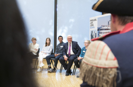 Bundespräsident Frank-Walter Steinmeier bei einer Gesprächsrunde mit Schülerinnen und Schülern, die bei verschiedenen Leseinitiativen aktiv sind, anlässlich des Besuchs im Haus der Bildung  in Bonn zum Thema 'Eine Stadt liest'