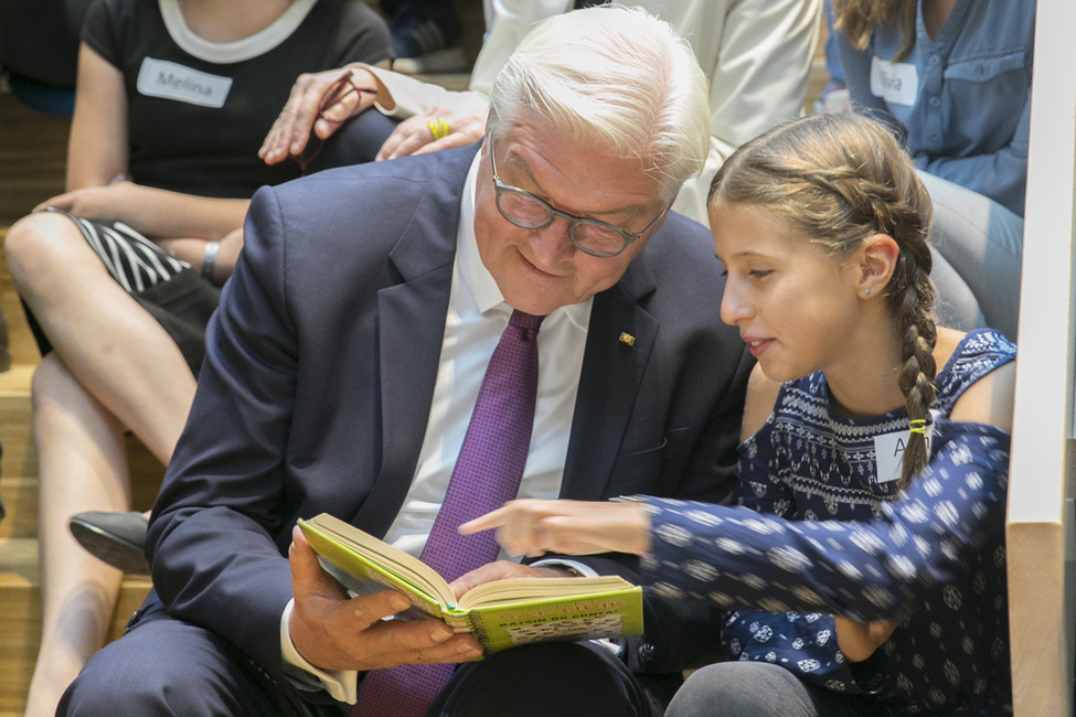 Bundespräsident Frank-Walter Steinmeier bei einer Gesprächsrunde mit Schülerinnen und Schülern, die bei verschiedenen Leseinitiativen aktiv sind, anlässlich des Besuchs im Haus der Bildung  in Bonn zum Thema 'Eine Stadt liest'