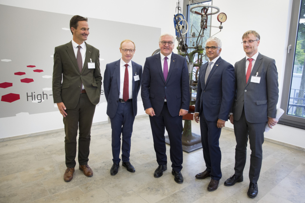 Bundespräsident Frank-Walter Steinmeier bei der Begrüßung durch Vertreter des High-Tech Gründerfonds (HTGF) in Bonn 