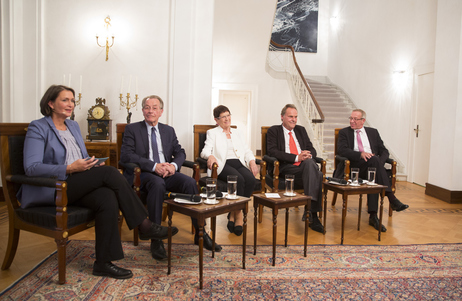 Gesprächsrunde 'Von der Bonner zur Berliner Republik: Erinnerungen und Lehrstücke' mit Franz Müntefering, Rita Süssmuth, Peter Schneider und Günter Bannas moderiert durch Michaela Kolster in der Villa Hammerschmidt in Bonn 