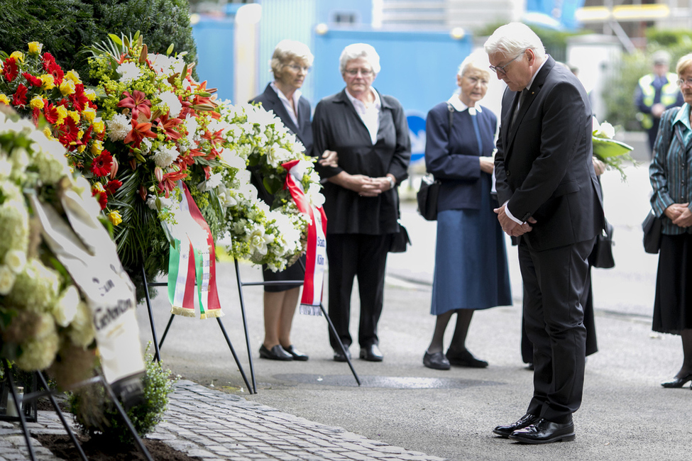 Bundespräsident Frank-Walter Steinmeier legt ein Kranz am Gedenkkreuz für das RAF-Attentat auf Hanns Martin Schleyer in Köln nieder 
