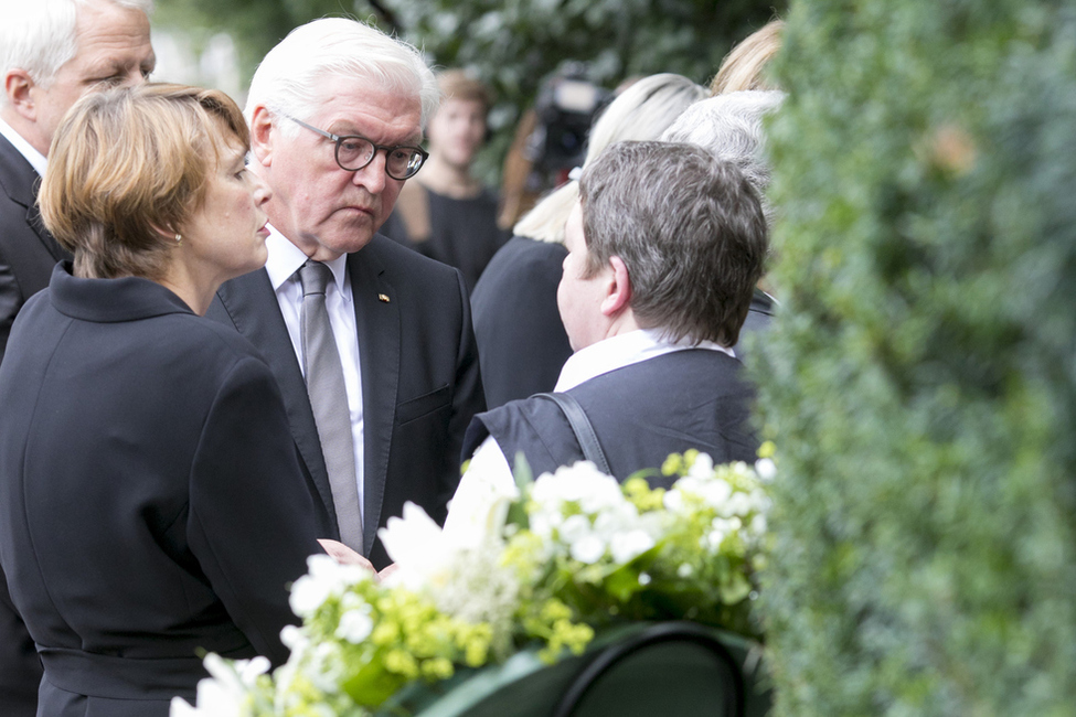 Bundespräsident Frank-Walter Steinmeier und Elke Büdenbender beim Austausch mit den Opferangehörigen anlässlich der Kranzniederlegung am Gedenkkreuz für das RAF-Attentat auf Hanns Martin Schleyer in Köln 