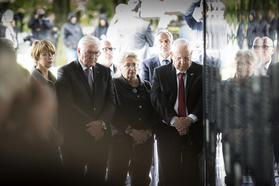 Bundespräsident Frank-Walter Steinmeier und Elke Büdenbender bei einer Gedenkminute am Erinnerungsort für das Olympia Attentat 1972 in Anwesenheit von dem Präsidenten des Staates Israel, Reuven Rivlin, und seiner Frau in München 