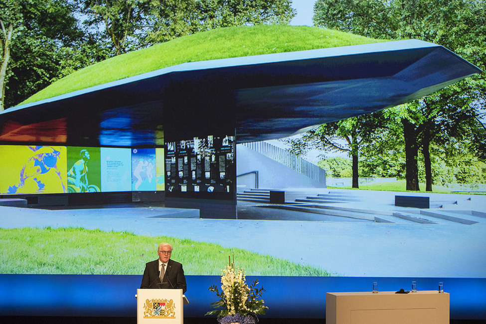 Bundespräsident Frank-Walter Steinmeier hält eine Ansprache im Auditorium der BMW-Welt bei der Gedenkveranstaltung anlässlich der Einweihung des Erinnerungsorts für das Olympia-Attentat 1972 in München