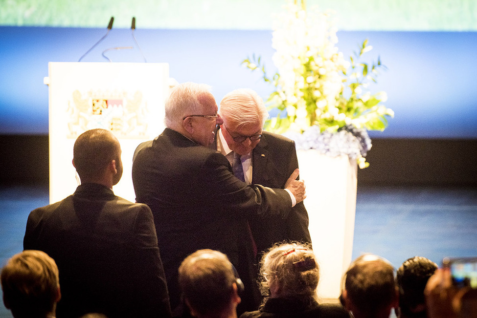 Bundespräsident Frank-Walter Steinmeier begegnet dem Präsidenten des Staates Israel, Reuven Rivlin, im Auditorium der BMW-Welt bei der Gedenkveranstaltung anlässlich der Einweihung des Erinnerungsorts für das Olympia-Attentat 1972 in München