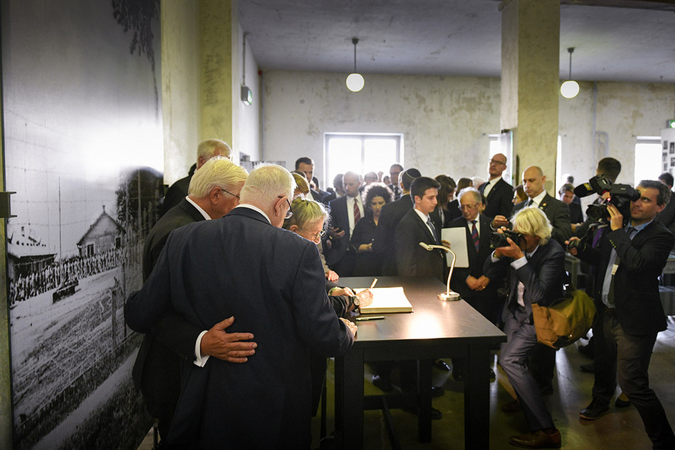 Bundespräsident Frank-Walter Steinmeier beim gemeinsamen Eintrag ins Gästebuch der Stiftung Bayerische Gedenkstätten mit dem Präsidenten des Staates Israel Reuven Rivlin anlässlich des Besuchs der KZ-Gedenkstätte Dachau