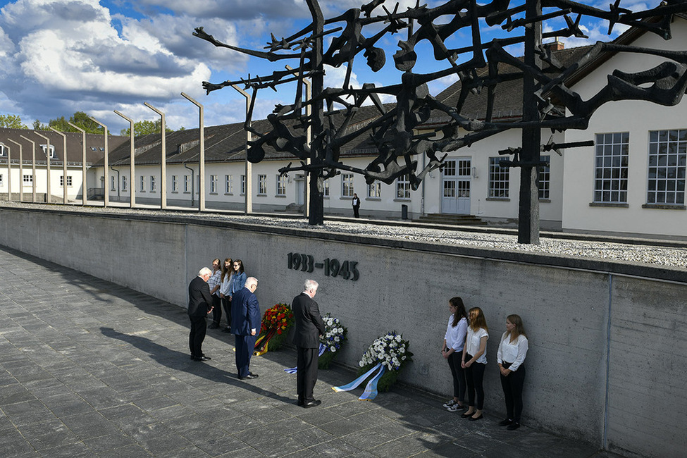 Bundespräsident Frank-Walter Steinmeier beim gemeinsamen stillen Gedenken vor den Kränzen mit dem Präsidenten des Staates Israel Reuven Rivlin und Ministerpräsident Horst Seehofer anlässlich des Besuchs der KZ-Gedenkstätte Dachau