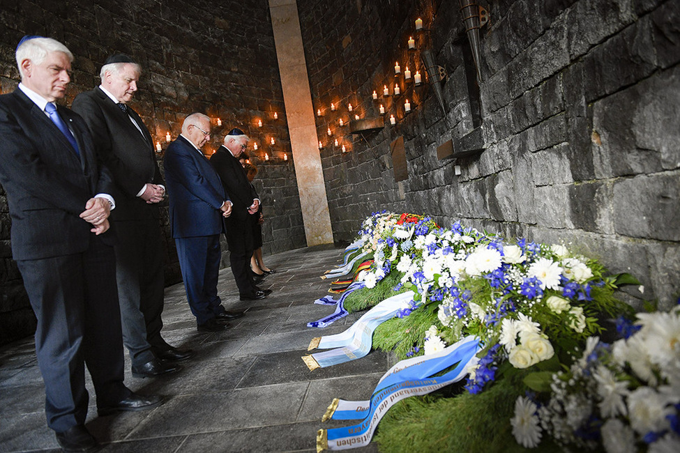 Bundespräsident Frank-Walter Steinmeier bei der Kranzniederlegung mit dem Präsident des Zentralrats der Juden, Josef Schuster, dem Präsident des Staates Israel, Reuven Rivlin, und dem Ministerpräsident Horst Seehofer in der KZ-Gedenkstätte Dachau 