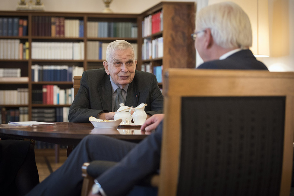 Bundespräsident Frank-Walter Steinmeier beim Gespräch mit dem litauischen Schriftsteller Tomas Venclova im Amtszimmer anlässlich der Reihe 'Begegnungen in Bellevue' in Schloss Bellevue 