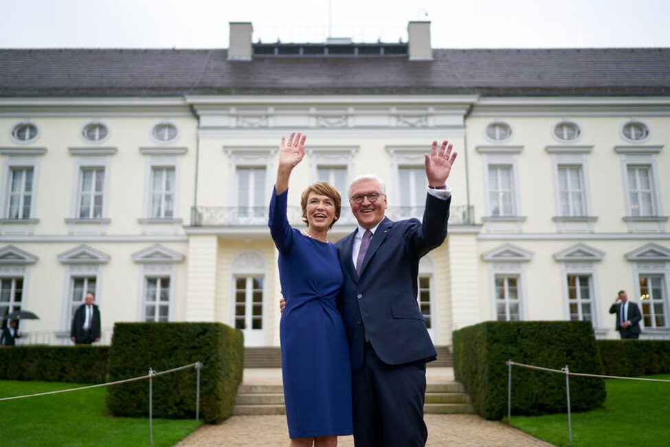 Bundespräsident Frank-Walter Steinmeier und Elke Büdenbender begrüßen die Gäste des Bürgerfests des Bundespräsidenten 2017 auf der Schlossterrasse in Schloss Bellevue