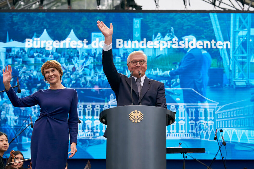 Bundespräsident Frank-Walter Steinmeier bei seiner Ansprache auf der Bühne im Schlosspark zusammen mit Elke Büdenbender anlässlich der Eröffnung des Bürgerfests des Bundespräsidenten 2017 