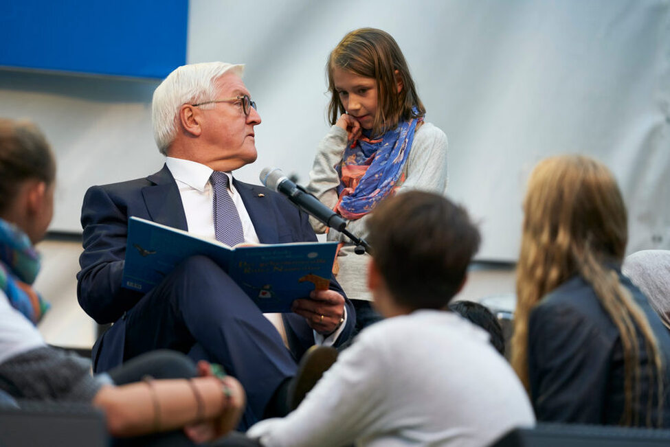 Bundespräsident Frank-Walter Steinmeier bei einer Lesung am Ort der Begegnung in Zusammenarbeit mit der Stiftung Lesen anlässlich der Eröffnung des Bürgerfests des Bundespräsidenten 2017