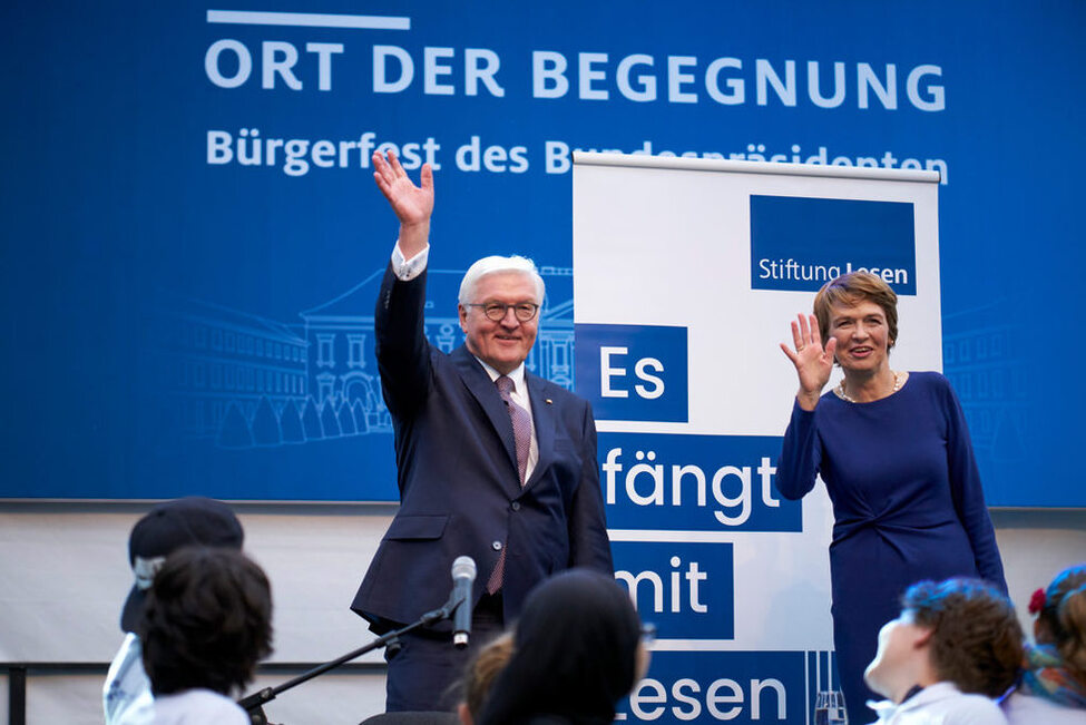 Bundespräsident Frank-Walter Steinmeier und Elke Büdenbender bei einer Lesung am Ort der Begegnung in Zusammenarbeit mit der Stiftung Lesen anlässlich der Eröffnung des Bürgerfests des Bundespräsidenten 2017