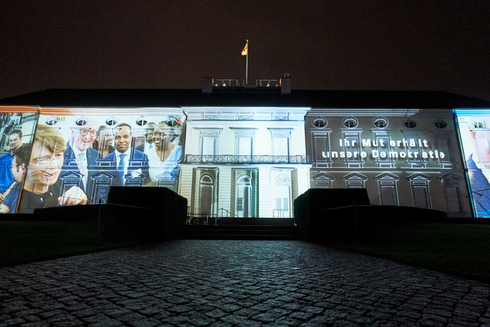 Projektion 'Demokratie stärken' auf der Schlossfassade  anlässlich der Eröffnung des Bürgerfests des Bundespräsidenten 2017
