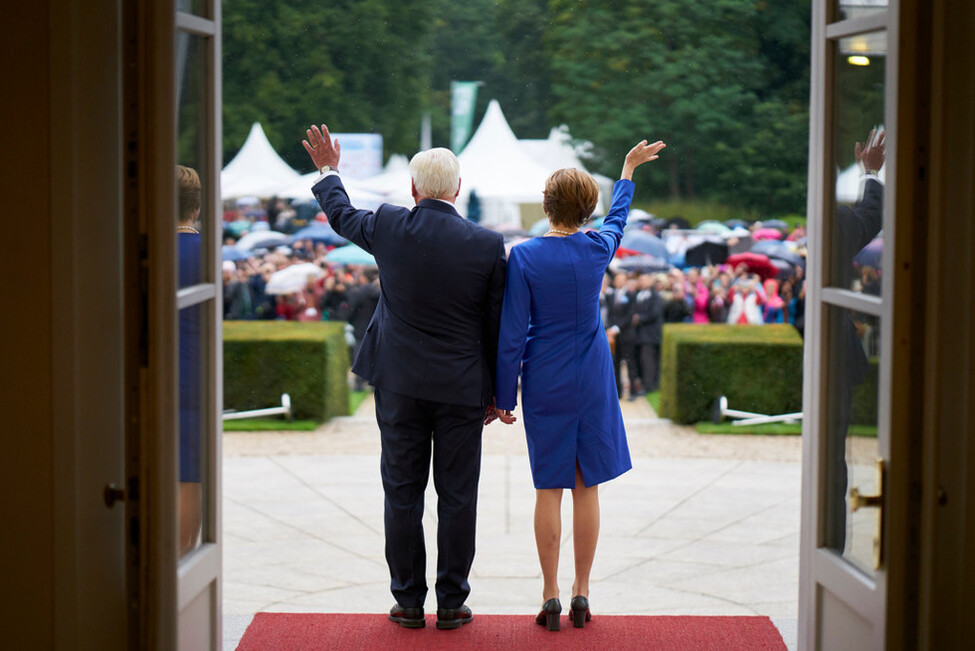 Bundespräsident Frank-Walter Steinmeier und Elke Büdenbender begrüßen die Gäste des Bürgerfests des Bundespräsidenten 2017 auf der Schlossterrasse in Schloss Bellevue