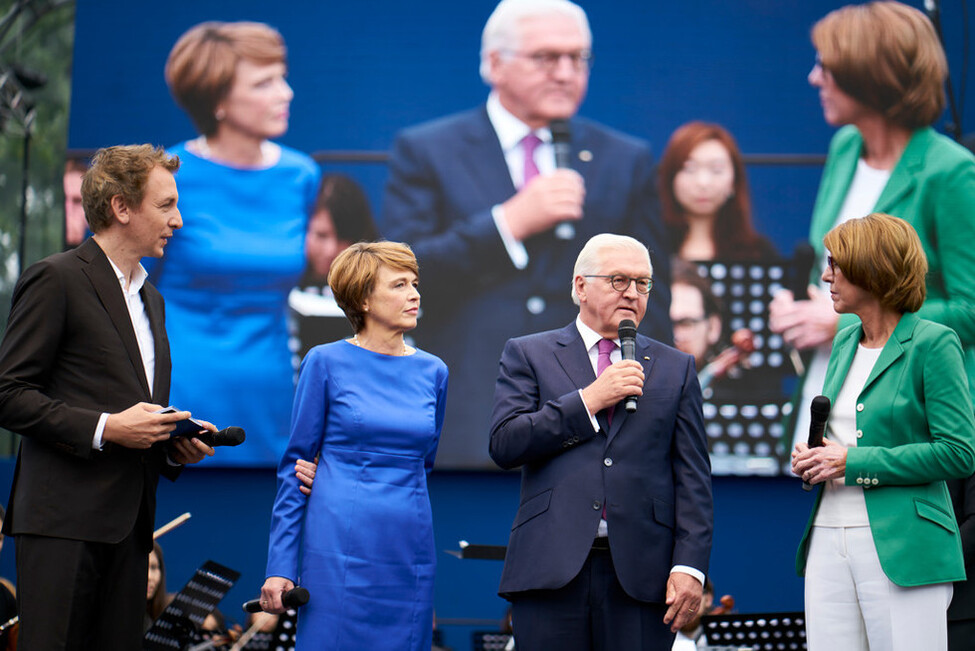 Bundespräsident Frank-Walter Steinmeier und Elke Büdenbender beim Begrüßungsgespräch mit Moderatoren Bettina Böttinger und Marco Seiffert auf der Parkbühne anlässlich des Bürgerfests des Bundespräsidenten 2017 in Schloss Bellevue