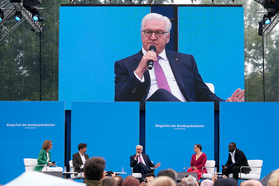 Bundespräsident Frank-Walter Steinmeier beim Gespräch zum Thema 'Engagement für eine lebendige Demokratie' mit Nana Schön, Florian David Fitz und Gerald Asamoah auf der Parkbühne anlässlich des Bürgerfests des Bundespräsidenten 2017 in Schloss Bellevue