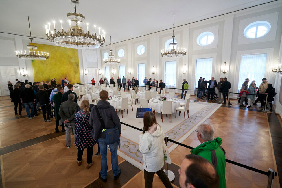 Gäste beim Rundgang durch die Räume von Schloss Bellevue anlässlich des Bürgerfests des Bundespräsidenten 2017 